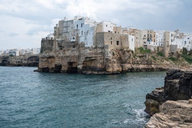 POLİGNANO A MARE, İTALYA - 13 Mayıs 2024: Eski Polignano bir Mare, Apulia Bölgesi 'nin muhteşem manzarası