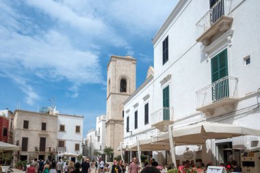 POLİGNANO A MARE, İTALYA - 13 Mayıs 2024: Eski Polignano bir Mare, Apulia Bölgesi 'nin muhteşem manzarası