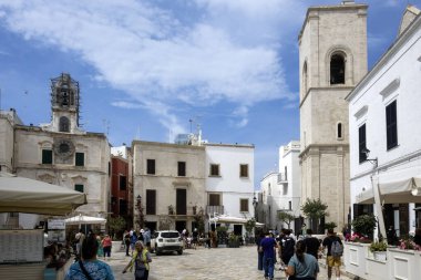 POLİGNANO A MARE, İTALYA - 13 Mayıs 2024: Eski Polignano bir Mare, Apulia Bölgesi 'nin muhteşem manzarası