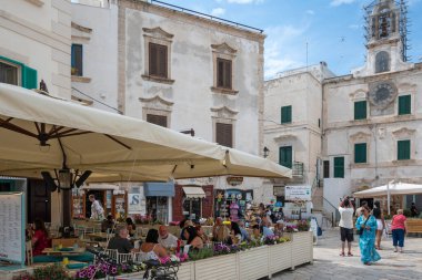 POLİGNANO A MARE, İTALYA - 13 Mayıs 2024: Eski Polignano bir Mare, Apulia Bölgesi 'nin muhteşem manzarası