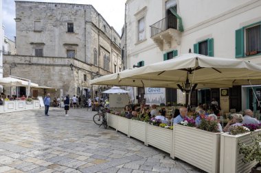 POLİGNANO A MARE, İTALYA - 13 Mayıs 2024: Eski Polignano bir Mare, Apulia Bölgesi 'nin muhteşem manzarası