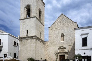 POLİGNANO A MARE, İTALYA - 13 Mayıs 2024: Eski Polignano bir Mare, Apulia Bölgesi 'nin muhteşem manzarası