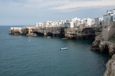 POLİGNANO A MARE, İTALYA - 13 Mayıs 2024: Eski Polignano bir Mare, Apulia Bölgesi 'nin muhteşem manzarası