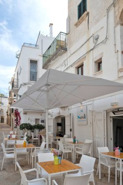 POLİGNANO A MARE, İTALYA - 13 Mayıs 2024: Eski Polignano bir Mare, Apulia Bölgesi 'nin muhteşem manzarası
