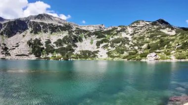 Bulgaristan 'ın Banderitsa Gölü çevresindeki Pirin Dağı' nın şaşırtıcı yaz manzarası