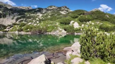 Bulgaristan 'ın Banderitsa Gölü çevresindeki Pirin Dağı' nın şaşırtıcı yaz manzarası