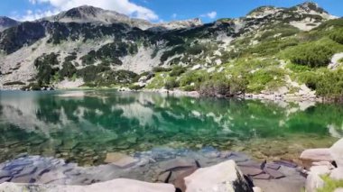 Bulgaristan 'ın Banderitsa Gölü çevresindeki Pirin Dağı' nın şaşırtıcı yaz manzarası