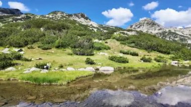 Bulgaristan 'ın Banderitsa Gölü çevresindeki Pirin Dağı' nın şaşırtıcı yaz manzarası