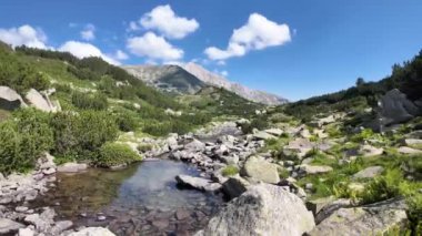 Bulgaristan 'ın Banderitsa Gölü çevresindeki Pirin Dağı' nın şaşırtıcı yaz manzarası