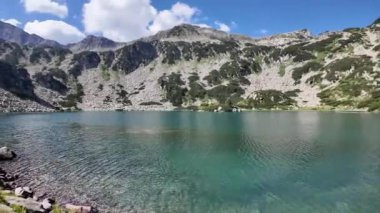 Bulgaristan 'ın Banderitsa Gölü çevresindeki Pirin Dağı' nın şaşırtıcı yaz manzarası