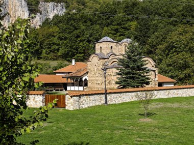 Sırbistan 'ın St. John İlahiyatçısı Ortaçağ Poganovo Manastırı' nın şaşırtıcı manzarası