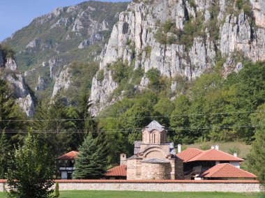 Sırbistan 'ın St. John İlahiyatçısı Ortaçağ Poganovo Manastırı' nın şaşırtıcı manzarası