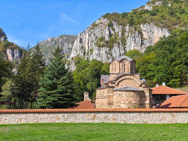 Sırbistan 'ın St. John İlahiyatçısı Ortaçağ Poganovo Manastırı' nın şaşırtıcı manzarası