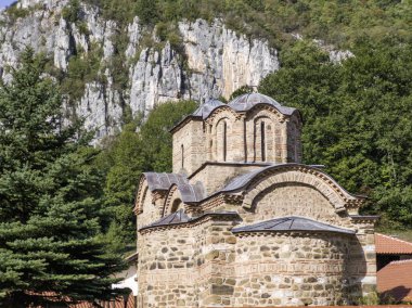 Sırbistan 'ın St. John İlahiyatçısı Ortaçağ Poganovo Manastırı' nın şaşırtıcı manzarası