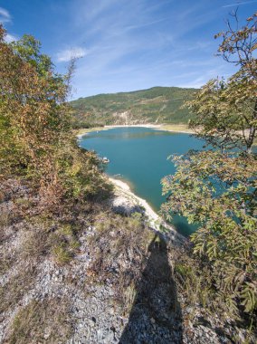 Sırbistan 'ın Stara Planina Dağı' ndaki Zavojsko Gölü 'nün (Zavojsko jezero) muhteşem manzarası