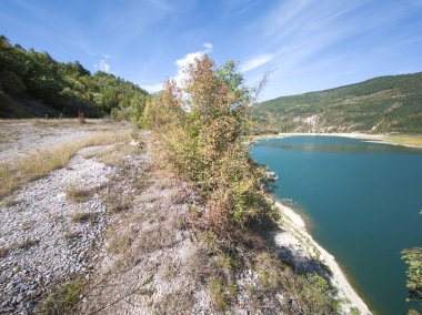 Sırbistan 'ın Stara Planina Dağı' ndaki Zavojsko Gölü 'nün (Zavojsko jezero) muhteşem manzarası