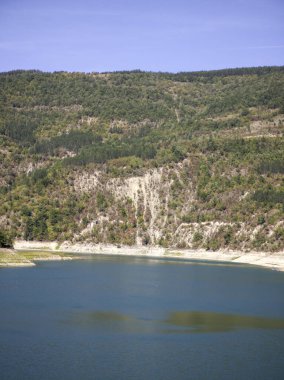 Sırbistan 'ın Stara Planina Dağı' ndaki Zavojsko Gölü 'nün (Zavojsko jezero) muhteşem manzarası