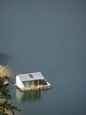 Sırbistan 'ın Stara Planina Dağı' ndaki Zavojsko Gölü 'nün (Zavojsko jezero) muhteşem manzarası