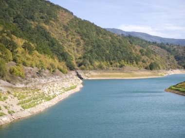 Sırbistan 'ın Stara Planina Dağı' ndaki Zavojsko Gölü 'nün (Zavojsko jezero) muhteşem manzarası