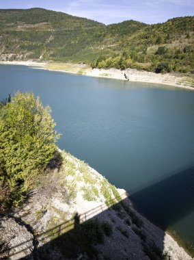 Sırbistan 'ın Stara Planina Dağı' ndaki Zavojsko Gölü 'nün (Zavojsko jezero) muhteşem manzarası