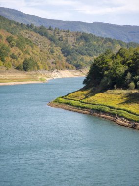 Sırbistan 'ın Stara Planina Dağı' ndaki Zavojsko Gölü 'nün (Zavojsko jezero) muhteşem manzarası