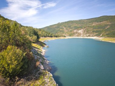 Sırbistan 'ın Stara Planina Dağı' ndaki Zavojsko Gölü 'nün (Zavojsko jezero) muhteşem manzarası