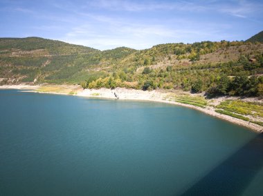 Sırbistan 'ın Stara Planina Dağı' ndaki Zavojsko Gölü 'nün (Zavojsko jezero) muhteşem manzarası