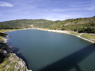 Sırbistan 'ın Stara Planina Dağı' ndaki Zavojsko Gölü 'nün (Zavojsko jezero) muhteşem manzarası