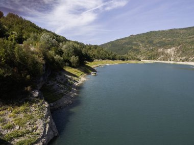 Sırbistan 'ın Stara Planina Dağı' ndaki Zavojsko Gölü 'nün (Zavojsko jezero) muhteşem manzarası