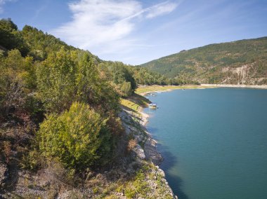Sırbistan 'ın Stara Planina Dağı' ndaki Zavojsko Gölü 'nün (Zavojsko jezero) muhteşem manzarası