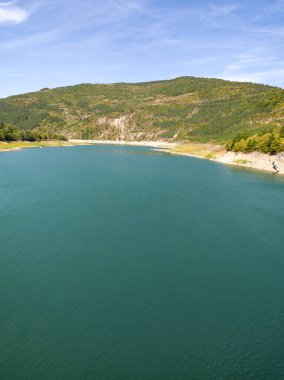 Sırbistan 'ın Stara Planina Dağı' ndaki Zavojsko Gölü 'nün (Zavojsko jezero) muhteşem manzarası