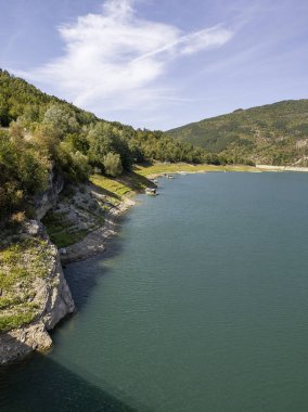 Sırbistan 'ın Stara Planina Dağı' ndaki Zavojsko Gölü 'nün (Zavojsko jezero) muhteşem manzarası