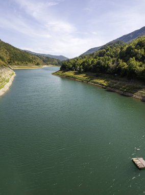 Sırbistan 'ın Stara Planina Dağı' ndaki Zavojsko Gölü 'nün (Zavojsko jezero) muhteşem manzarası
