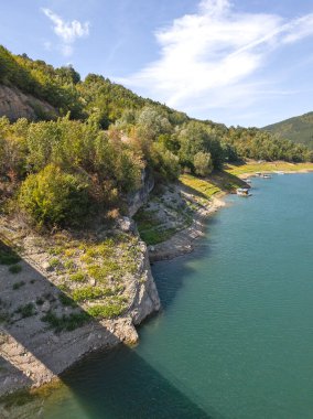 Sırbistan 'ın Stara Planina Dağı' ndaki Zavojsko Gölü 'nün (Zavojsko jezero) muhteşem manzarası