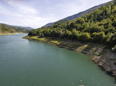 Sırbistan 'ın Stara Planina Dağı' ndaki Zavojsko Gölü 'nün (Zavojsko jezero) muhteşem manzarası