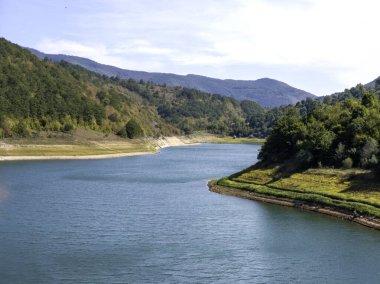 Sırbistan 'ın Stara Planina Dağı' ndaki Zavojsko Gölü 'nün (Zavojsko jezero) muhteşem manzarası