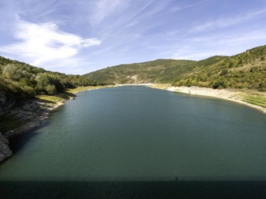 Sırbistan 'ın Stara Planina Dağı' ndaki Zavojsko Gölü 'nün (Zavojsko jezero) muhteşem manzarası