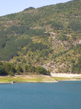 Sırbistan 'ın Stara Planina Dağı' ndaki Zavojsko Gölü 'nün (Zavojsko jezero) muhteşem manzarası