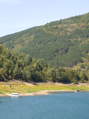 Sırbistan 'ın Stara Planina Dağı' ndaki Zavojsko Gölü 'nün (Zavojsko jezero) muhteşem manzarası