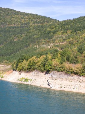 Sırbistan 'ın Stara Planina Dağı' ndaki Zavojsko Gölü 'nün (Zavojsko jezero) muhteşem manzarası