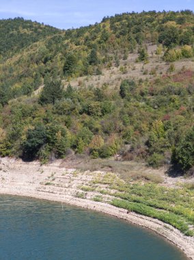 Sırbistan 'ın Stara Planina Dağı' ndaki Zavojsko Gölü 'nün (Zavojsko jezero) muhteşem manzarası