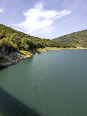 Sırbistan 'ın Stara Planina Dağı' ndaki Zavojsko Gölü 'nün (Zavojsko jezero) muhteşem manzarası