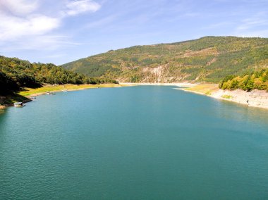 Sırbistan 'ın Stara Planina Dağı' ndaki Zavojsko Gölü 'nün (Zavojsko jezero) muhteşem manzarası