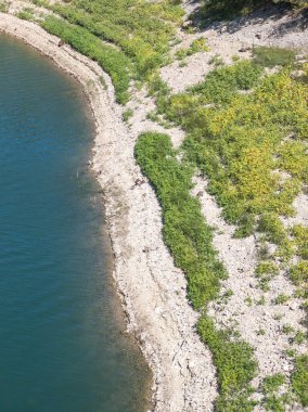 Sırbistan 'ın Stara Planina Dağı' ndaki Zavojsko Gölü 'nün (Zavojsko jezero) muhteşem manzarası