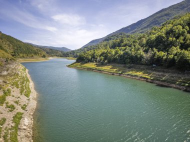 Sırbistan 'ın Stara Planina Dağı' ndaki Zavojsko Gölü 'nün (Zavojsko jezero) muhteşem manzarası