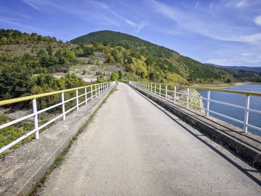 Sırbistan 'ın Stara Planina Dağı' ndaki Zavojsko Gölü 'nün (Zavojsko jezero) muhteşem manzarası