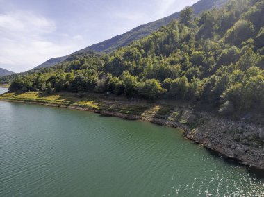 Sırbistan 'ın Stara Planina Dağı' ndaki Zavojsko Gölü 'nün (Zavojsko jezero) muhteşem manzarası
