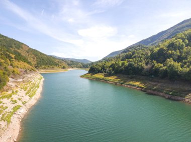 Sırbistan 'ın Stara Planina Dağı' ndaki Zavojsko Gölü 'nün (Zavojsko jezero) muhteşem manzarası