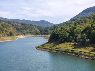 Sırbistan 'ın Stara Planina Dağı' ndaki Zavojsko Gölü 'nün (Zavojsko jezero) muhteşem manzarası