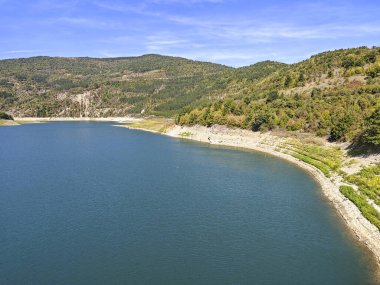 Sırbistan 'ın Stara Planina Dağı' ndaki Zavojsko Gölü 'nün (Zavojsko jezero) muhteşem manzarası